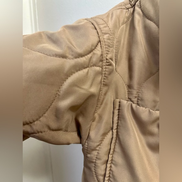 🧥Reserved‘s Quilted Tan Jacket. - Picture 5 of 8
